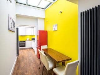 Stunning 2-bed flat w/ garden patio in West London - Photo 12