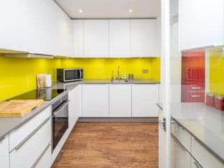 Stunning 2-bed flat w/ garden patio in West London - Photo 13