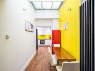 Stunning 2-bed flat w/ garden patio in West London - Photo 14