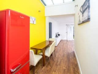 Stunning 2-bed flat w/ garden patio in West London - Photo 15