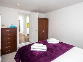 Stunning 2-bed flat w/ garden patio in West London - Photo 16