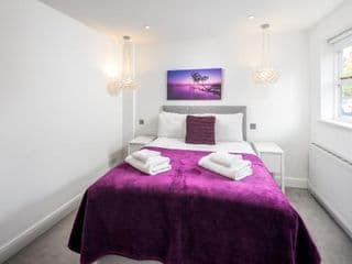 Stunning 2-bed flat w/ garden patio in West London - Photo 17