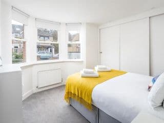 Stunning 2-bed flat w/ garden patio in West London - Photo 19