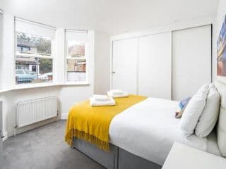 Stunning 2-bed flat w/ garden patio in West London - Photo 20