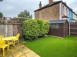 Stunning 2-bed flat w/ garden patio in West London - Photo 3