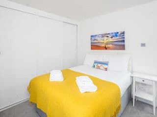 Stunning 2-bed flat w/ garden patio in West London - Photo 21