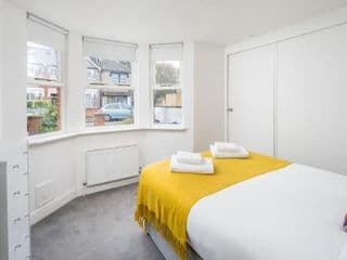 Stunning 2-bed flat w/ garden patio in West London - Photo 22