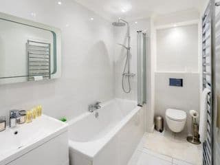 Stunning 2-bed flat w/ garden patio in West London - Photo 23