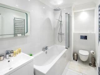 Stunning 2-bed flat w/ garden patio in West London - Photo 24