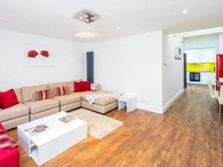 Stunning 2-bed flat w/ garden patio in West London - Photo 5