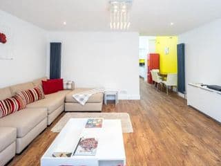 Stunning 2-bed flat w/ garden patio in West London - Photo 6