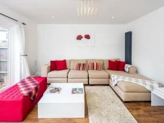 Stunning 2-bed flat w/ garden patio in West London - Photo 7