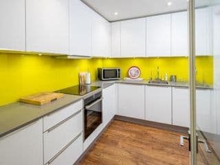 Stunning 2-bed flat w/ garden patio in West London - Photo 8