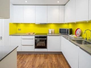 Stunning 2-bed flat w/ garden patio in West London - Photo 9