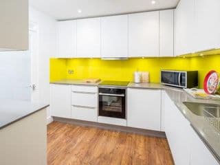 Stunning 2-bed flat w/ garden patio in West London - Photo 10