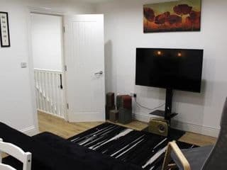 MODERN 2 BEDROOM APARTMENT IN THE HEART OF GREENWICH