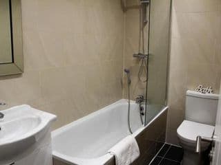 MODERN 2 BEDROOM APARTMENT IN THE HEART OF GREENWICH - Photo 11
