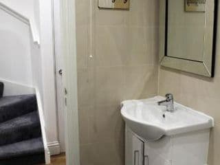 MODERN 2 BEDROOM APARTMENT IN THE HEART OF GREENWICH - Photo 12