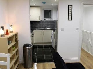 MODERN 2 BEDROOM APARTMENT IN THE HEART OF GREENWICH - Photo 7