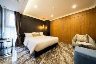 The May Hotel - Photo 3