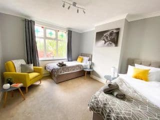 New Contractor House Near LLA Airport & M1 by Comfy Workers - Photo 2