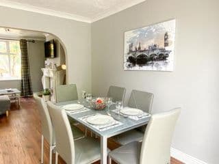 New Contractor House Near LLA Airport & M1 by Comfy Workers - Photo 11
