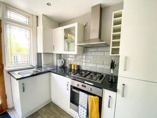 New Contractor House Near LLA Airport & M1 by Comfy Workers - Photo 17