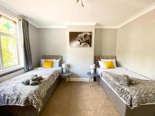 New Contractor House Near LLA Airport & M1 by Comfy Workers - Photo 19