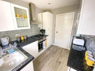 New Contractor House Near LLA Airport & M1 by Comfy Workers - Photo 4