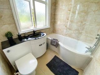 New Contractor House Near LLA Airport & M1 by Comfy Workers - Photo 5