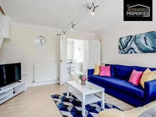 Spacious & Homely 3BR, 3BA Contractor House in Luton!- Free Parking, Garden, Close to M1 & Luton Airport, by Jesswood Properties - Photo 2