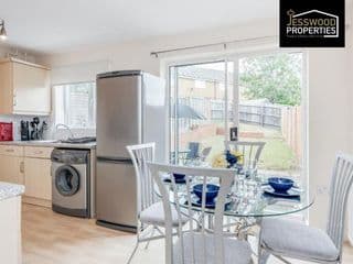 Spacious & Homely 3BR, 3BA Contractor House in Luton!- Free Parking, Garden, Close to M1 & Luton Airport, by Jesswood Properties - Photo 11