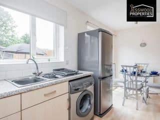 Spacious & Homely 3BR, 3BA Contractor House in Luton!- Free Parking, Garden, Close to M1 & Luton Airport, by Jesswood Properties - Photo 12