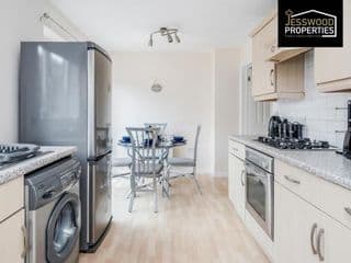 Spacious & Homely 3BR, 3BA Contractor House in Luton!- Free Parking, Garden, Close to M1 & Luton Airport, by Jesswood Properties - Photo 13