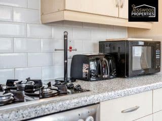 Spacious & Homely 3BR, 3BA Contractor House in Luton!- Free Parking, Garden, Close to M1 & Luton Airport, by Jesswood Properties - Photo 14