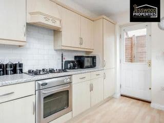 Spacious & Homely 3BR, 3BA Contractor House in Luton!- Free Parking, Garden, Close to M1 & Luton Airport, by Jesswood Properties - Photo 16