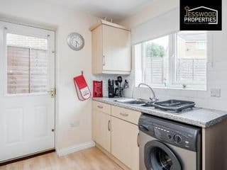 Spacious & Homely 3BR, 3BA Contractor House in Luton!- Free Parking, Garden, Close to M1 & Luton Airport, by Jesswood Properties - Photo 18