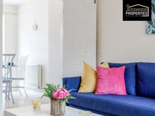 Spacious & Homely 3BR, 3BA Contractor House in Luton!- Free Parking, Garden, Close to M1 & Luton Airport, by Jesswood Properties - Photo 3