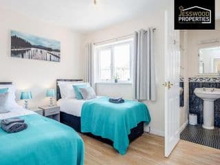 Spacious & Homely 3BR, 3BA Contractor House in Luton!- Free Parking, Garden, Close to M1 & Luton Airport, by Jesswood Properties - Photo 22