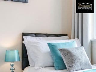 Spacious & Homely 3BR, 3BA Contractor House in Luton!- Free Parking, Garden, Close to M1 & Luton Airport, by Jesswood Properties - Photo 24