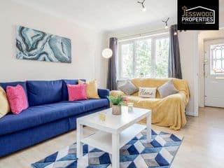 Spacious & Homely 3BR, 3BA Contractor House in Luton!- Free Parking, Garden, Close to M1 & Luton Airport, by Jesswood Properties - Photo 5