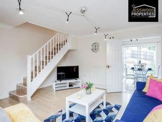 Spacious & Homely 3BR, 3BA Contractor House in Luton!- Free Parking, Garden, Close to M1 & Luton Airport, by Jesswood Properties - Photo 6