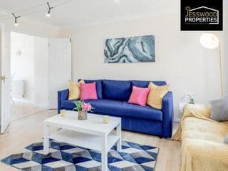 Spacious & Homely 3BR, 3BA Contractor House in Luton!- Free Parking, Garden, Close to M1 & Luton Airport, by Jesswood Properties - Photo 7