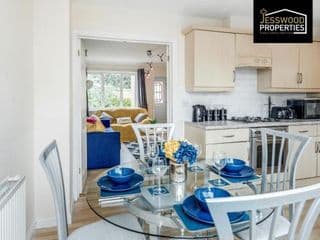Spacious & Homely 3BR, 3BA Contractor House in Luton!- Free Parking, Garden, Close to M1 & Luton Airport, by Jesswood Properties - Photo 9