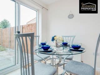 Spacious & Homely 3BR, 3BA Contractor House in Luton!- Free Parking, Garden, Close to M1 & Luton Airport, by Jesswood Properties - Photo 10