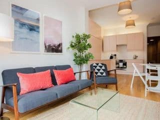 Stylish & Modern 3 Bed Flat in NW London with Garden