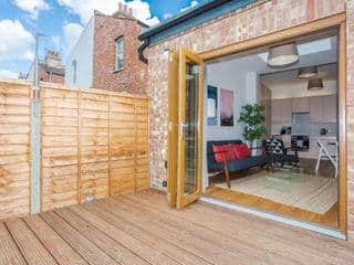 Stylish & Modern 3 Bed Flat in NW London with Garden - Photo 11