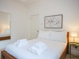 Stylish & Modern 3 Bed Flat in NW London with Garden - Photo 12