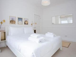 Stylish & Modern 3 Bed Flat in NW London with Garden - Photo 13