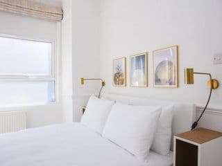 Stylish & Modern 3 Bed Flat in NW London with Garden - Photo 15